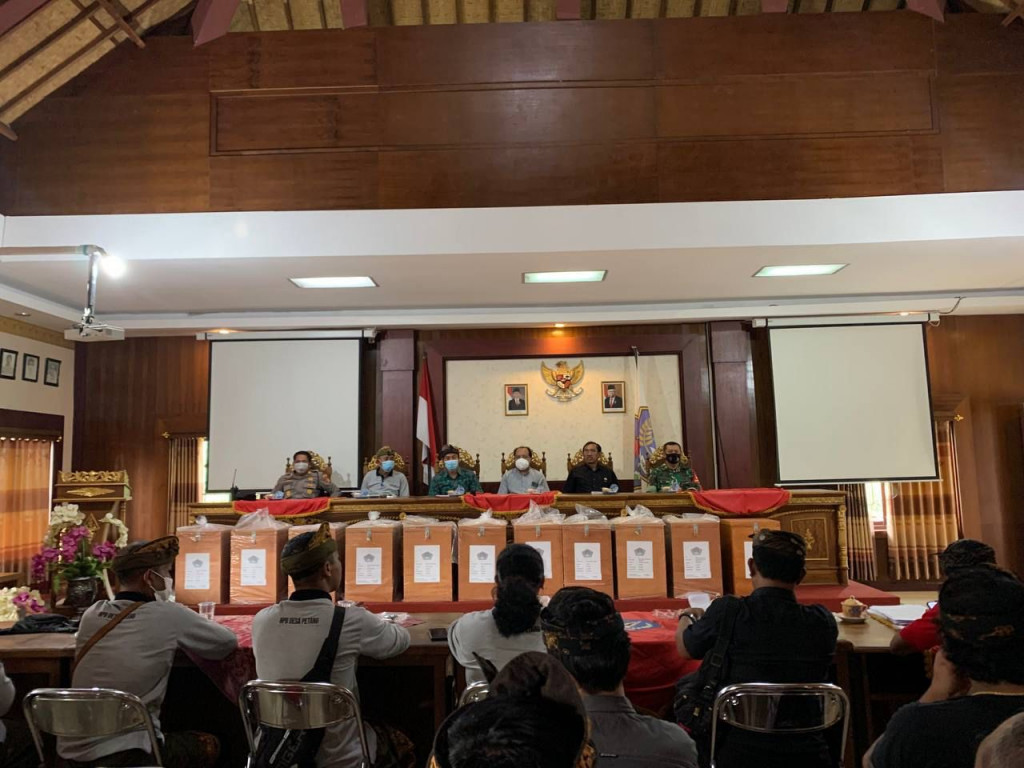 Rapat Pleno Rekapitulasi Penghitungan Suara Pilkel Desa Petang